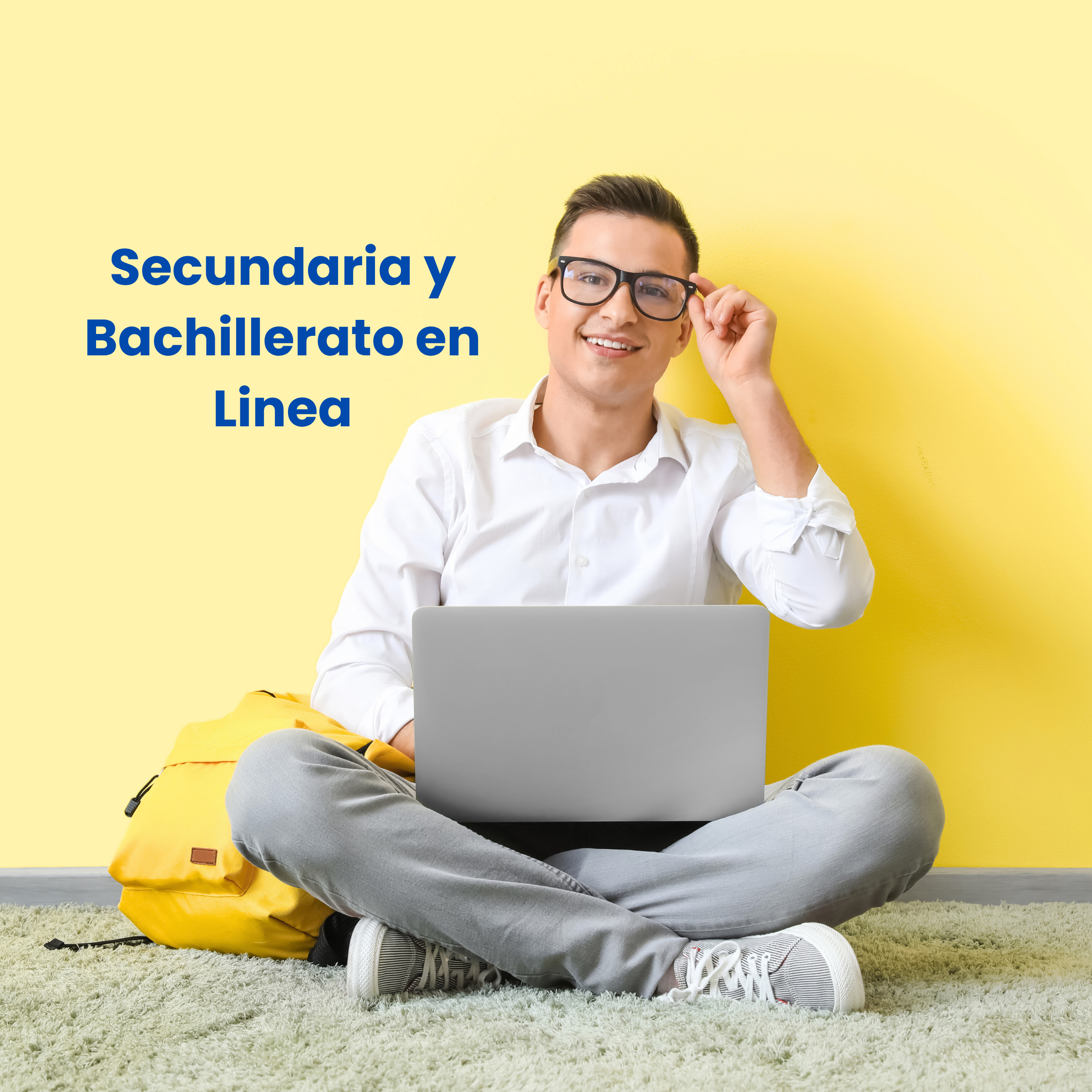 Estudiante joven sonriendo mientras estudia en línea con Focus Educación